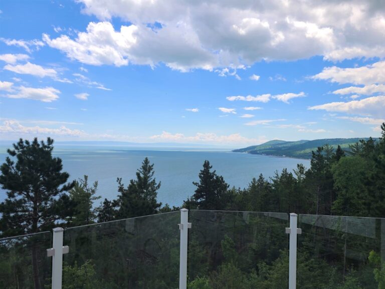 Vue spectaculaire sur le fleuve et les environs
