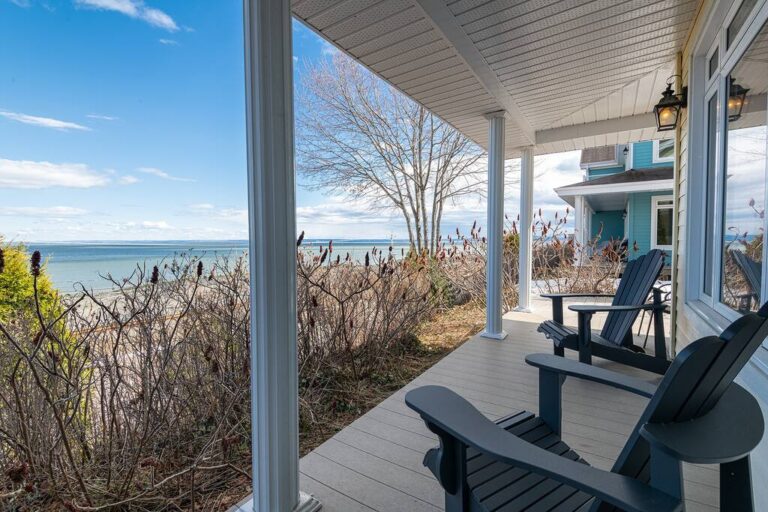 Vue sur le fleuve et la plage depuis le rez-de-chaussée