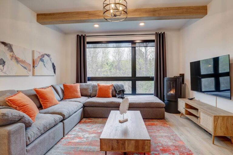 397d475a eef6 4614 9717 7a1416fa4d31 1788272535 Living room with gas fireplace