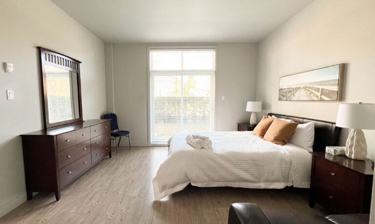 Bedroom 3 (queen bed)