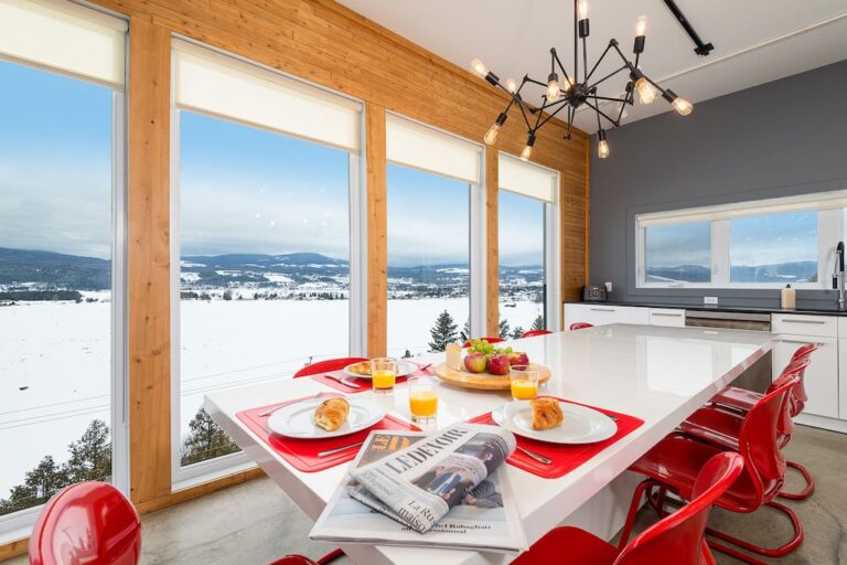 Dining table, with view on Baie-St-Paul, 3rd floor