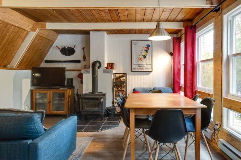 Salon avec foyer au bois et table à manger