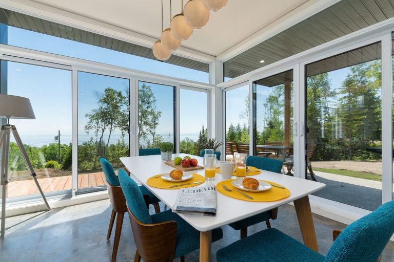 Table à manger, grandes fenêtres avec vue