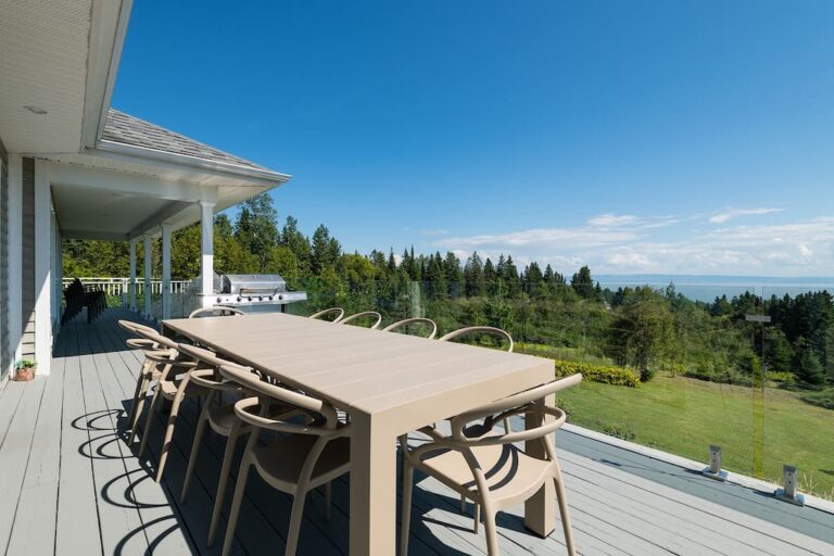 Galerie avec mobilier et vue