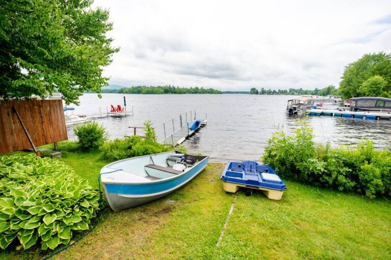 a6143d39 81da 407c 989f 1dfa668f0e2d 1790359004 Rowboat and pedal boat