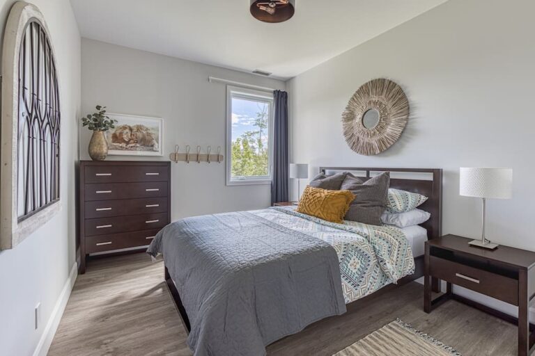 a7f7672c 0666 453a 9288 d6a1bd8c0550 1790713142 Room 2