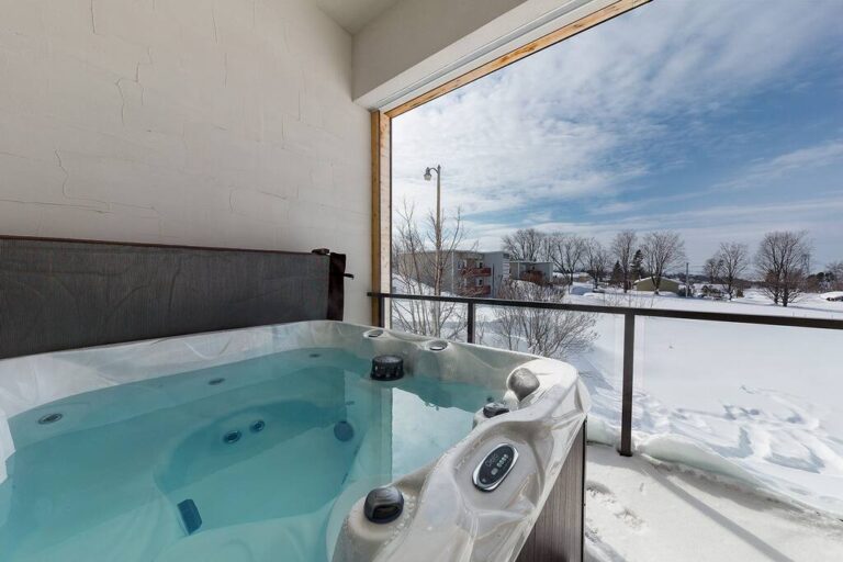 afc027da de1f 43f8 b2b4 61de90bc7e9f 1774629067 4 season spa on the balcony