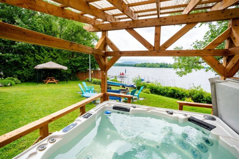 c521fbfb 0845 4ca5 9492 4bfeef036fe1 1790359004 4 season spa with lake view