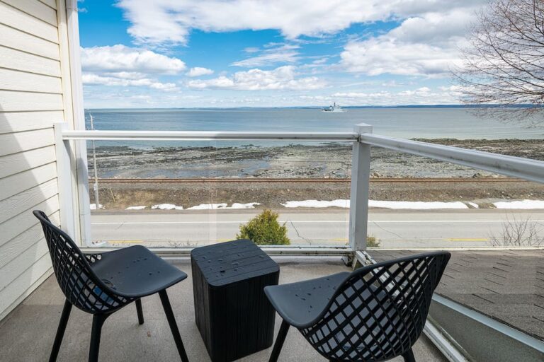 Vue surle fleuve et la plage depuis la chambre à l'étage