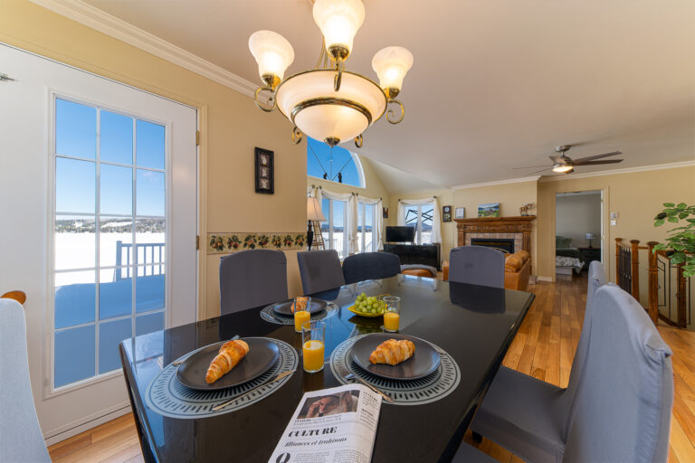 Salle à manger et vue