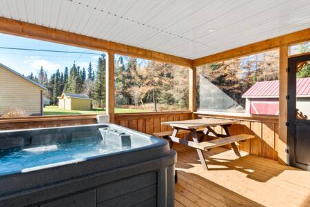 Gazebo with spa (4 seasons) and picnic table