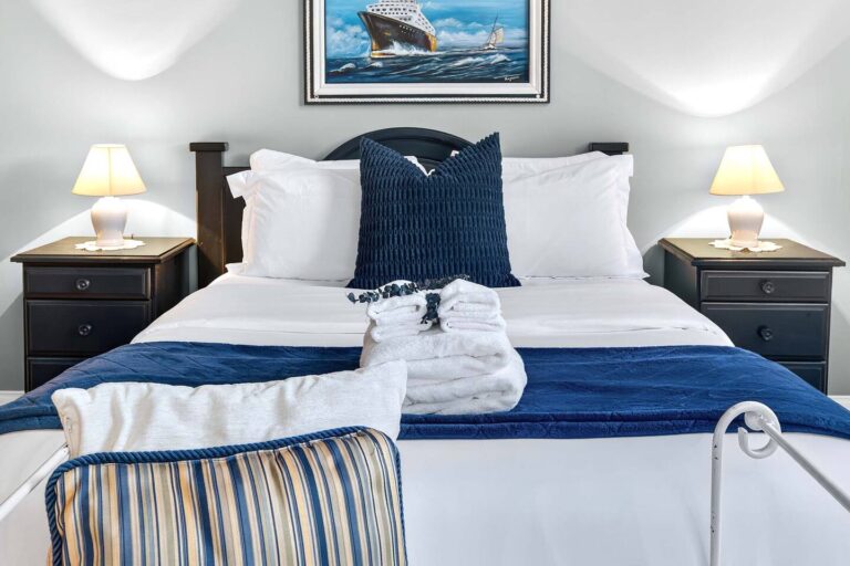 Bedroom 2 (Queen bed)