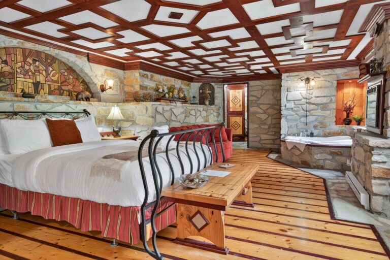 Bedroom (Queen bed)
