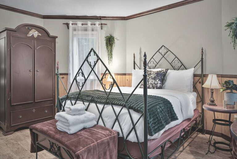 Bedroom (Queen bed)