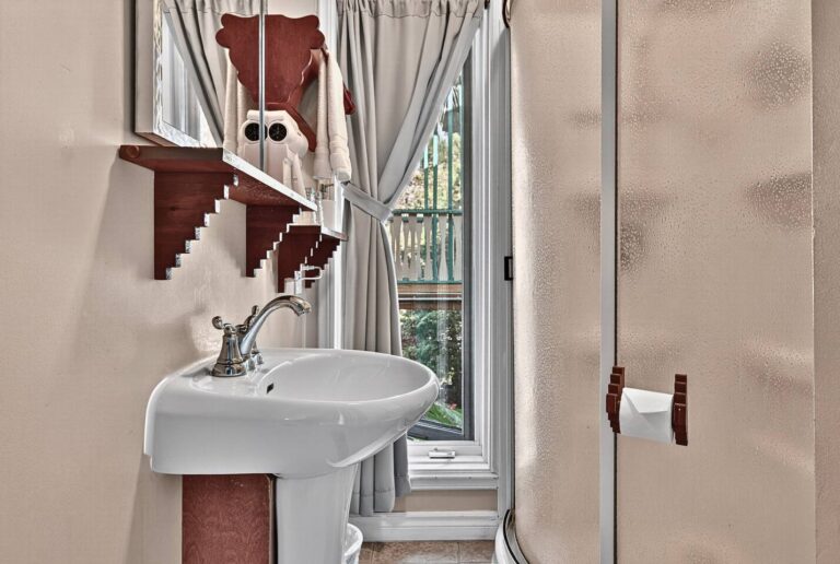 Bathroom (shower)