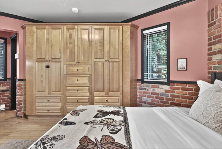 Bedroom (Queen bed)