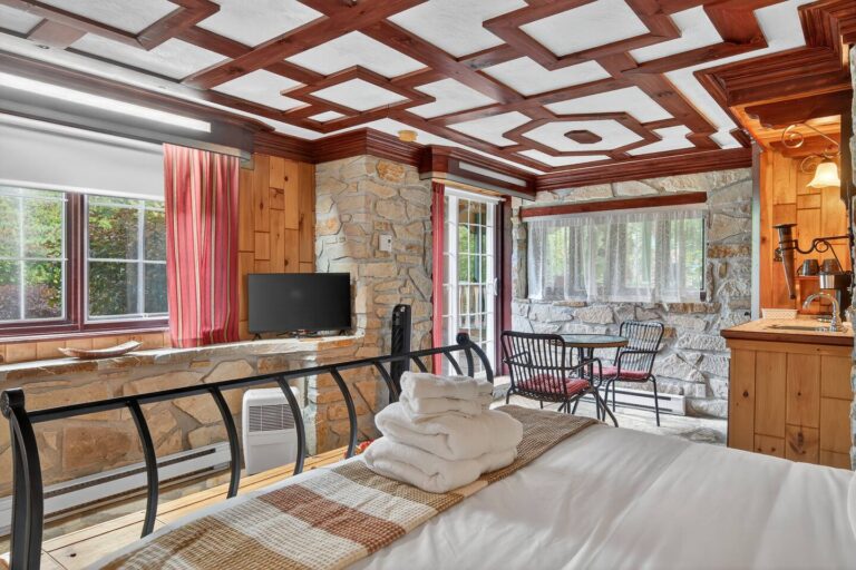 Bedroom (Queen bed)
