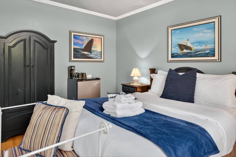 Bedroom 2 (Queen bed)