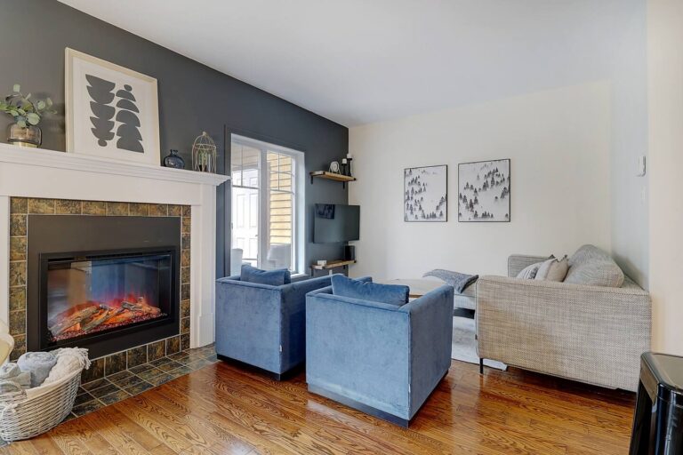 Living room (gas fireplace)