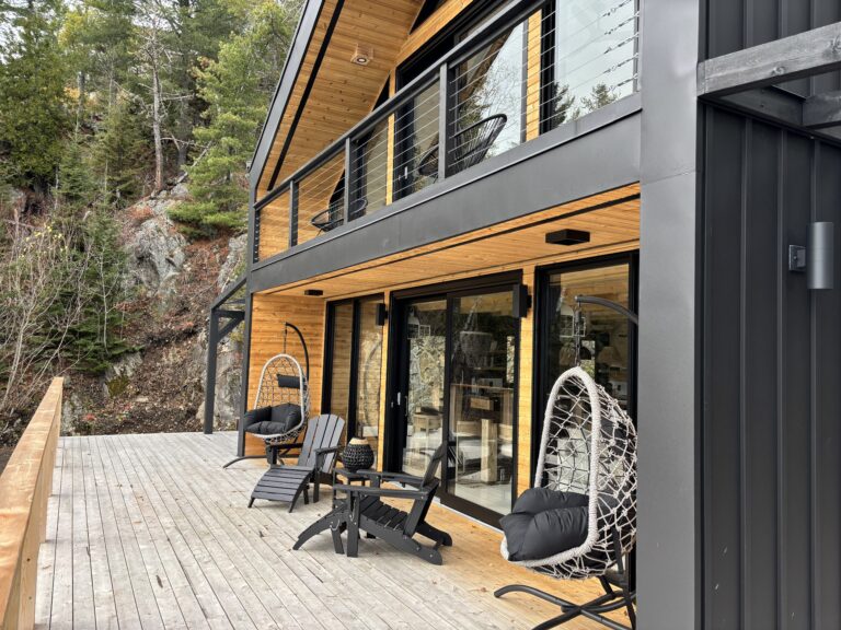 Terrasse, face au fleuve