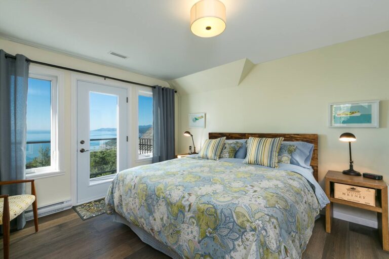 Chambre des maîtres avec vue sur le fleuve