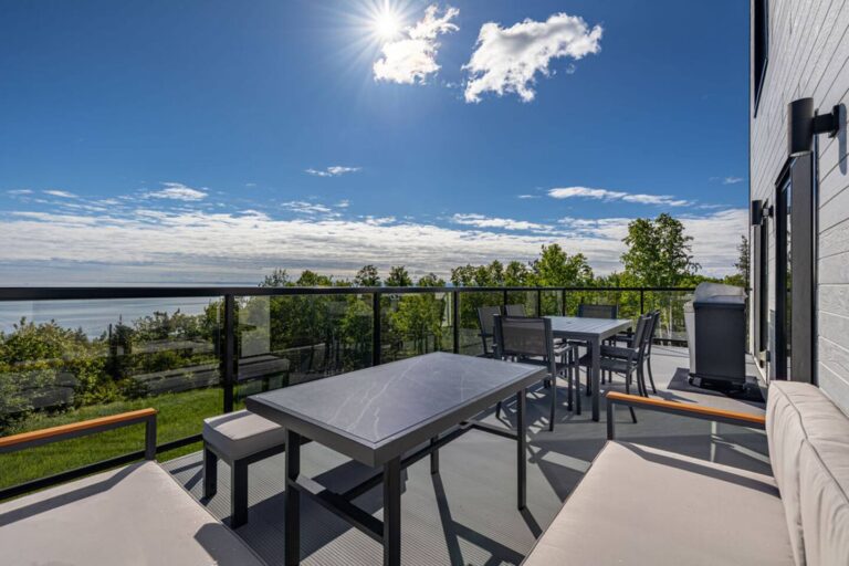 Terrasse avec coin salon et coin repas + BBQ
