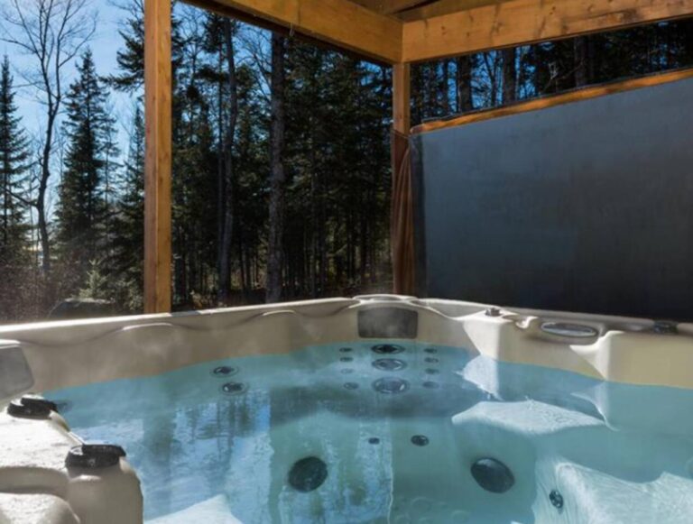 Hot tub (4 seasons)